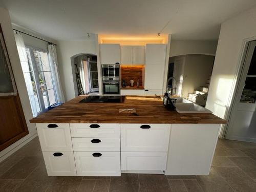 une grande cuisine avec un comptoir en bois dans l'établissement Maison d’Oléa, à Bonnieux