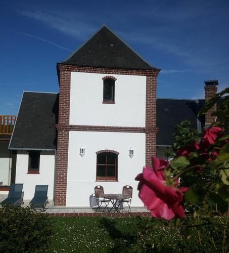 un bâtiment blanc avec un banc devant lui dans l'établissement le bien l'authie, à Colline-Beaumont
