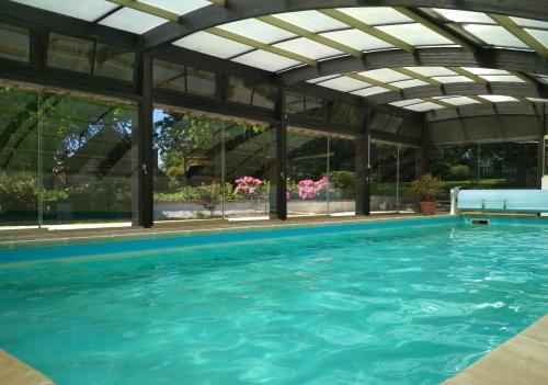 - une piscine avec pergola et eau bleue dans l'établissement le bien l'authie, à Colline-Beaumont