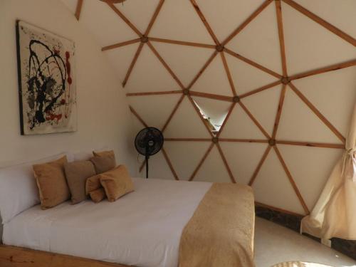 a bedroom with a large white bed in a room at hotel y restaurante mirador aires de la sierra, minca in Minca