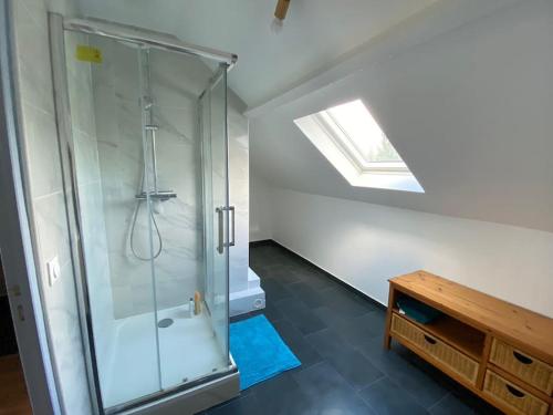 La salle de bains est pourvue d'une douche et d'une lucarne. dans l'établissement La vie est un reve, à Blois