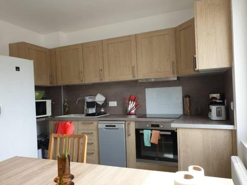 une cuisine avec des armoires en bois et un comptoir dans l'établissement La vie est un reve, à Blois