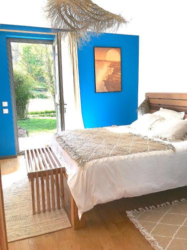 Ένα ή περισσότερα κρεβάτια σε δωμάτιο στο Une chambre d'hôte dans les bois