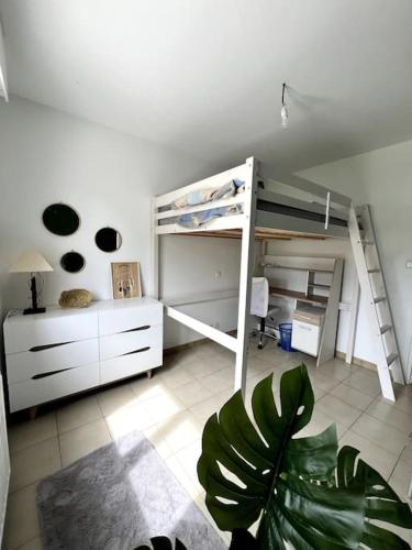 une chambre avec un lit superposé et un bureau dans l'établissement Proche Plage - T3 Denerval, à La Pironnière