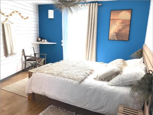 Ένα ή περισσότερα κρεβάτια σε δωμάτιο στο Une chambre d'hôte dans les bois