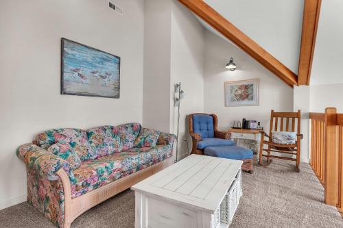 Χώρος καθιστικού στο Azohva by Oak Island Accommodations
