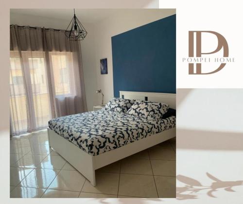 una camera da letto con un letto e una parete blu di DP Pompei Home a Pompei