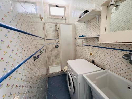 a small bathroom with a toilet and a sink at Casa Francesca - Immobilevante in Ponza