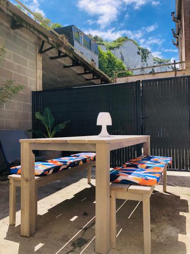 une table de pique-nique avec un coussin sur un banc dans l'établissement Le Cotin des Cordiers 1, F3 avec SA PLACE DE PARKING INCLUS, au Tréport