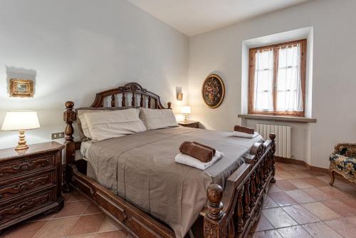 a bedroom with a large bed and a window at La Pineta Farm House in Querce