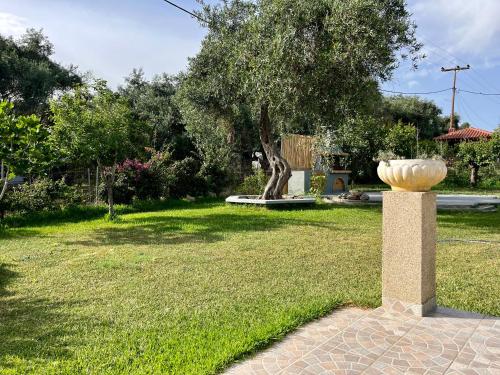 a statue in the middle of a lawn with a statue at Villa Georgia in Kastrosikia