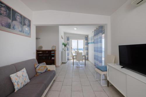 Μια τηλεόραση ή/και κέντρο ψυχαγωγίας στο Attico LUX