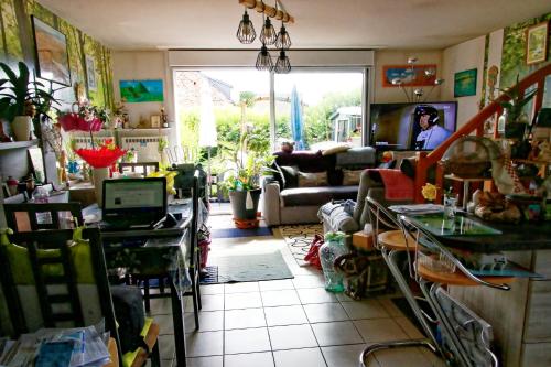 un salon rempli de beaucoup de désordre dans l'établissement Résidence Pointe de la Verdure, au Mans