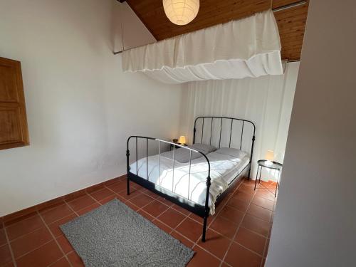 a small bedroom with a bed in a room at Moinhos do Paneiro in Santiago do Cacém