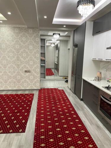 een keuken met een rood tapijt op de vloer bij Elet Haus 197 in Sergeli
