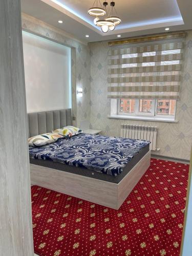 een slaapkamer met een groot bed en rode loper bij Elet Haus 197 in Sergeli