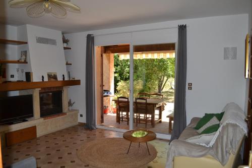 Foto Maison rénovée avec terrasse privative et jardin au centre de Gemenos 5
