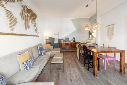 a living room with a couch and a table at Surfies Baleal in Ferrel