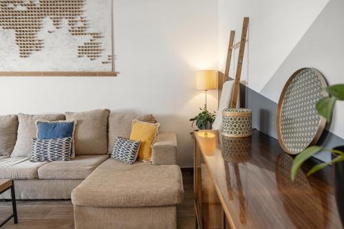 a living room with a couch and a mirror at Surfies Baleal in Ferrel