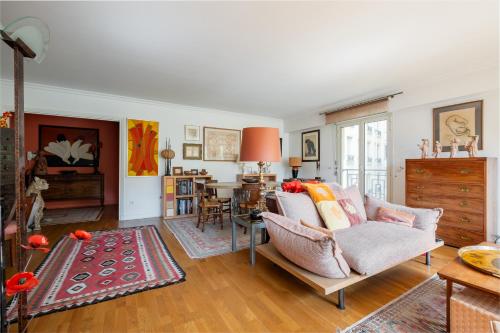 un salon avec un canapé et une table dans l'établissement Veeve - Safari Glade, à Paris