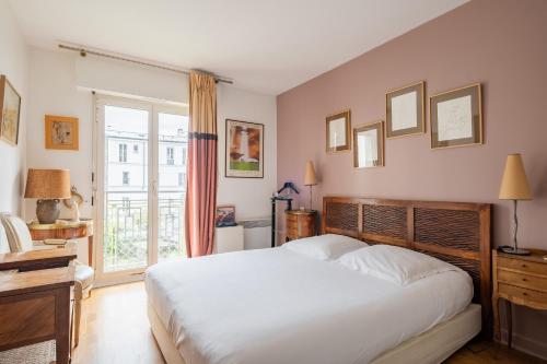 une chambre avec un grand lit blanc et une fenêtre dans l'établissement Veeve - Safari Glade, à Paris