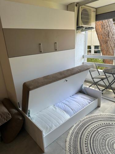 un tiroir blanc dans une pièce avec un tapis dans l'établissement Superbe studio climatisé sur le port de Hyeres, à Hyères