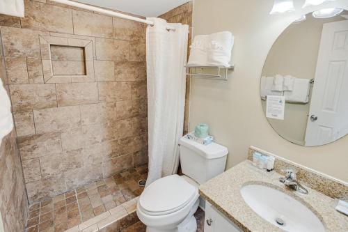 une salle de bains avec toilettes, lavabo et miroir dans l'établissement Comfortable Resort View Lodge Room 3rd Floor, à Pawleys Island