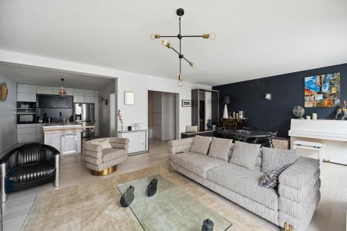 Veeve - Thoroughly Modern Maison