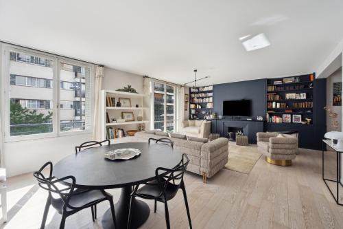 Veeve - Thoroughly Modern Maison