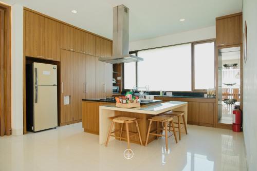 Кухня или мини-кухня в Hikari Hill View Villa 7 bedrooms with a private swimming pool and Billiard
