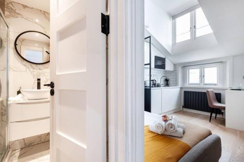 a room with a bathroom with a sink and a door at Fabulous Studio in Paddington - 22 in London