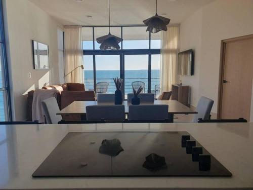 a dining room and living room with a table and chairs at Precioso departemento en Kino in Bahía Kino