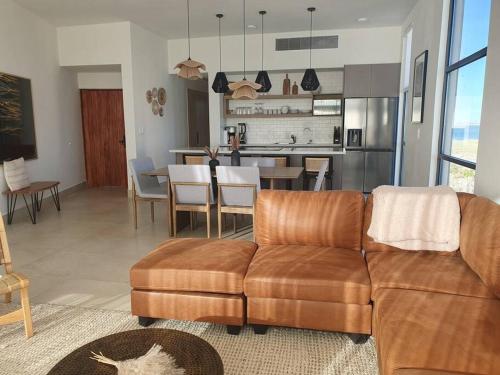 a living room with a couch and a kitchen at Precioso departemento en Kino in Bahía Kino