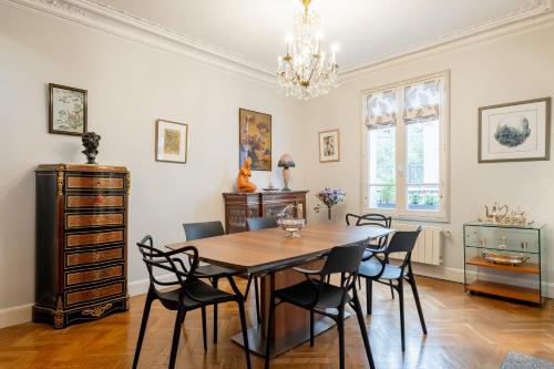 une salle à manger avec une table et des chaises dans l'établissement Veeve - Triumphant Design, à Paris