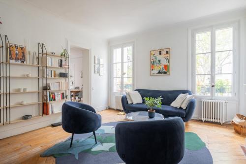 Veeve - Beauty Among the Bustle