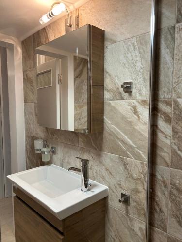 łazienka z białą umywalką i prysznicem w obiekcie ZEN Neapoli Penthouse Apartment w Atenach