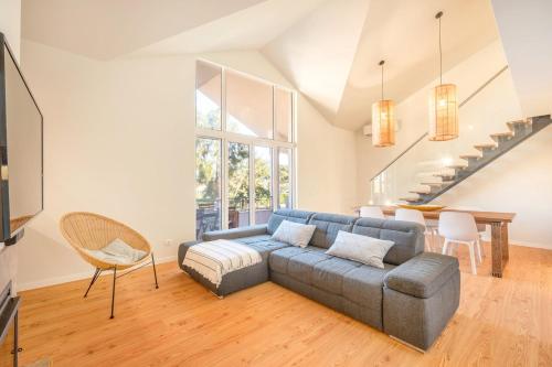 孔波尔塔GuestReady - Seaside Serenity in Comporta的带沙发和桌子的客厅