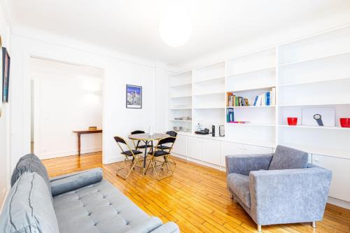 - un salon avec un canapé, une chaise et une table dans l'établissement GuestReady - Beautiful Getaway near Eiffel Tower, à Paris