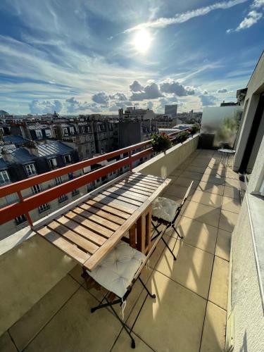 un banc sur un balcon avec vue sur la ville dans l'établissement Home F8 - Terrace Paris's view, Eiffel Tower area, à Paris