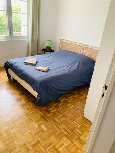 une chambre avec un lit avec deux serviettes dessus dans l'établissement Appartement hyper centre Caen, à Caen