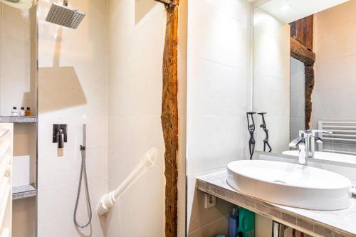 GuestReady - Stone wall stay near Sainte-Chapelle
