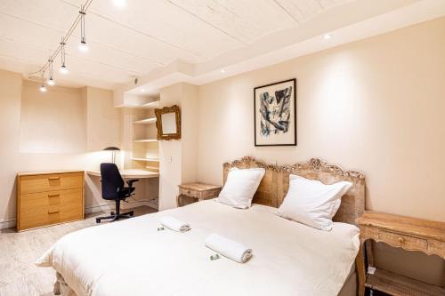 - une chambre avec un grand lit et un téléphone dans l'établissement GuestReady - Séjour en famille - Arc de Triomphe, à Paris