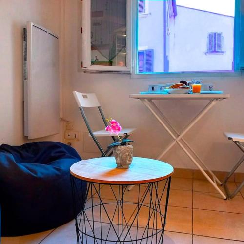 une chambre avec une table, une chaise et une table dans l'établissement Studio Opéra, à Toulon