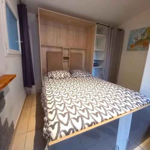 une chambre avec un grand lit dans une pièce dans l'établissement Studio Opéra, à Toulon