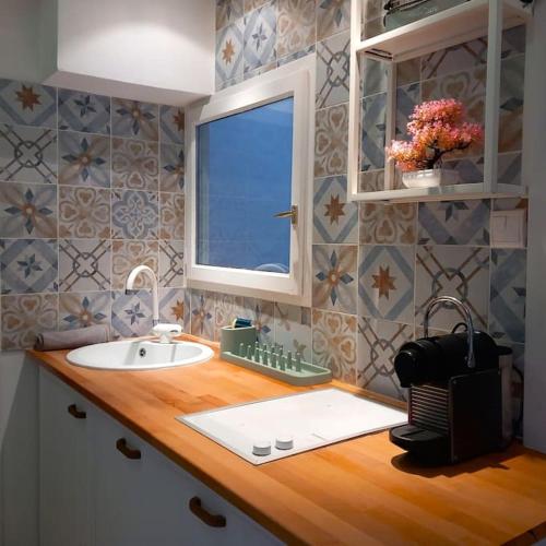 une salle de bain avec un lavabo et une fenêtre dans l'établissement Studio Opéra, à Toulon