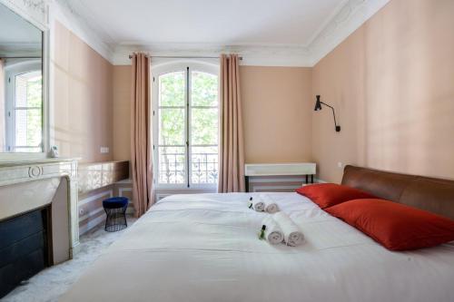 une chambre avec un lit avec deux ours en peluche dessus dans l'établissement GuestReady - Apt Familial près de la Tour Eiffel, à Paris
