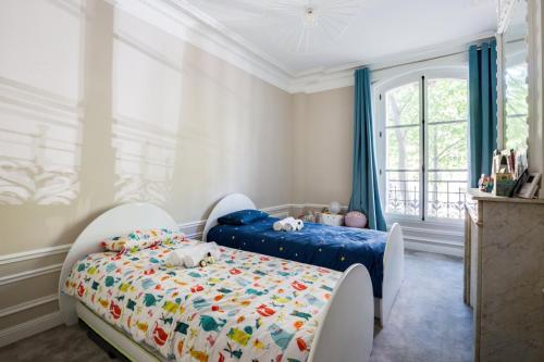 une chambre avec un lit et une fenêtre dans l'établissement GuestReady - Apt Familial près de la Tour Eiffel, à Paris