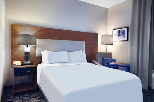Кровать или кровати в номере Candlewood Suites Buffalo Amherst by IHG