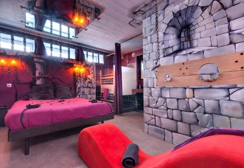 una camera da letto con un letto e un muro di pietra di Chambre Marquis de Sade a Vichy