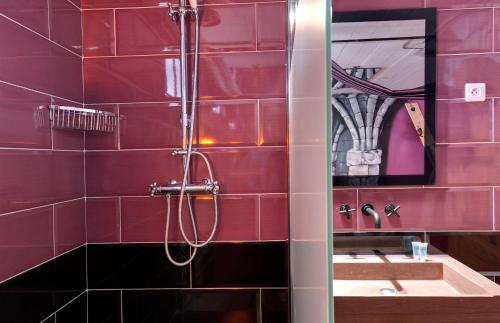 bagno con piastrelle rosse e doccia di Chambre Marquis de Sade a Vichy